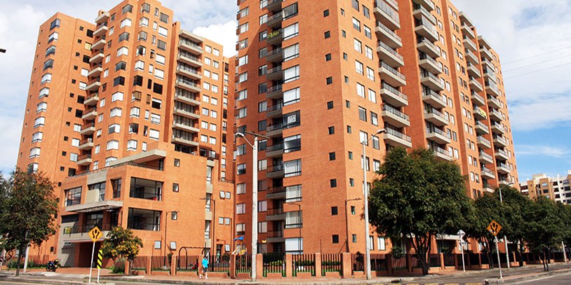 Conjunto residencial de torres de ladrillo en Bogotá