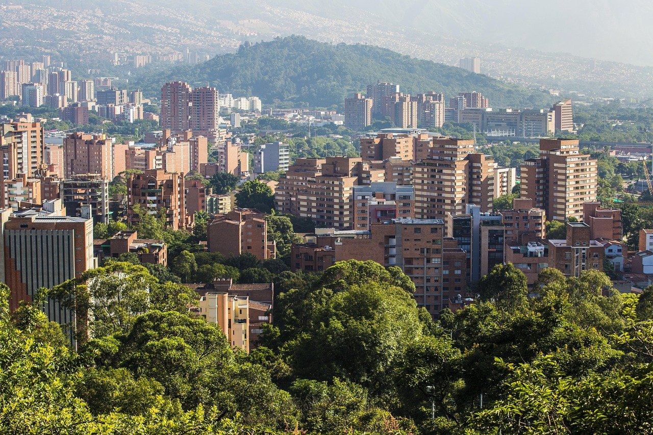 Edificios residenciales de ladrillo entre zonas verdes en Medellín, Colombia