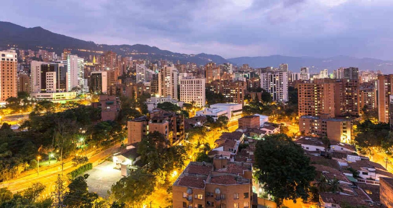 Medellín al atardecer, con las montañas del valle de Aburrá