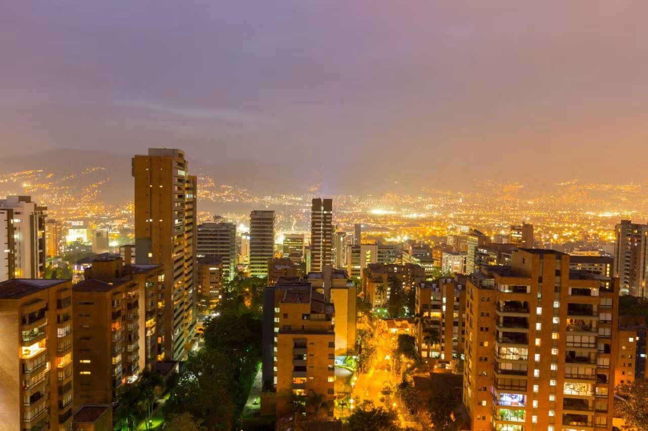 Edificios residenciales de El Poblado, Medellín, de noche